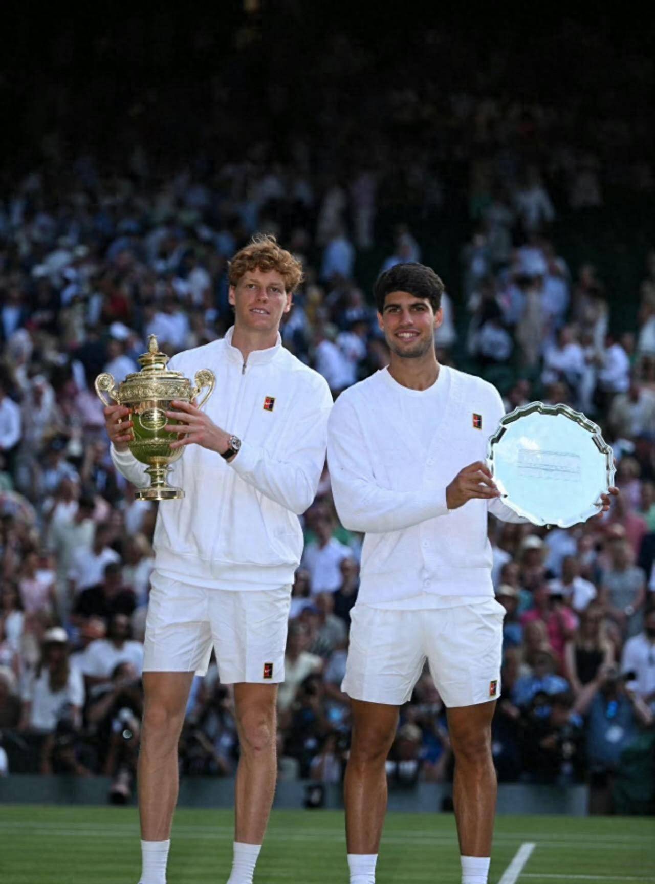 包含澳大利亚网球队鏖战英国网球队，阿尔卡拉斯关键制胜的词条