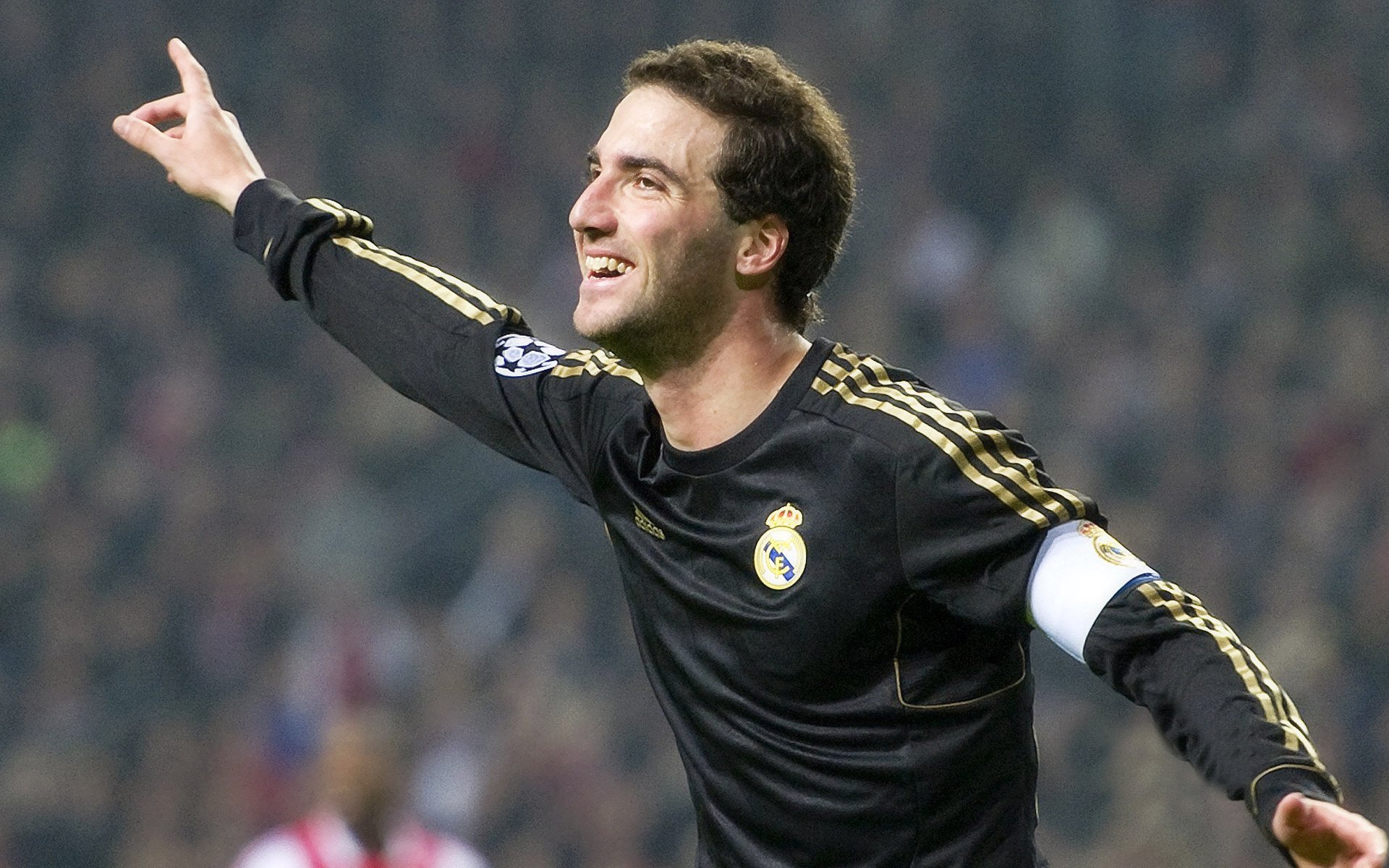 梅西魔术之夜照亮巴黎,乌克兰铁骑碾碎贝蒂斯—巨星与团队的双重奏